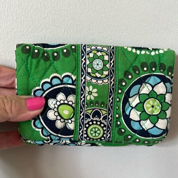 Vera Bradley Cupcake Green Unique Wallet - Picture 1 of 4